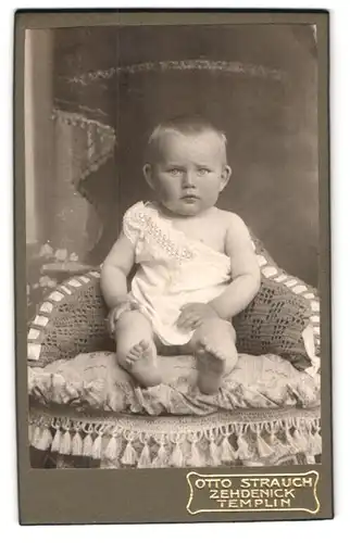 Fotografie Otto Strauch, Zehdenick, Am Markt 1, Unzufriedenes blondes Kleinkind in weissem Kleid