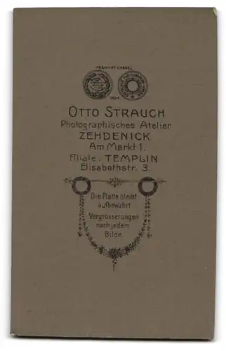 Fotografie Otto Strauch, Zehdenick, Am Markt 1, Unzufriedenes blondes Kleinkind in weissem Kleid
