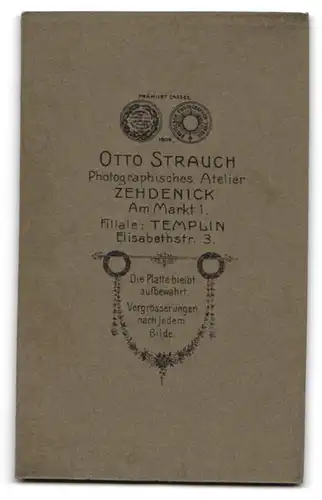 Fotografie Otto Strauch, Zehdenick, Am Markt 1, Lächelndes Kleinkind in weissem Rüschenkleid