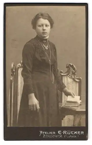 Fotografie E. Rücker, Zehdenick, Poststr. 1, Junge Bürgerliche in schwarzem Kleid mit schielendem Blick