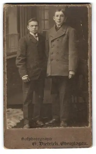 Fotografie B. Dietrich, Oberglogau, Zwei junge Herren stehend in schlichten Anzügen