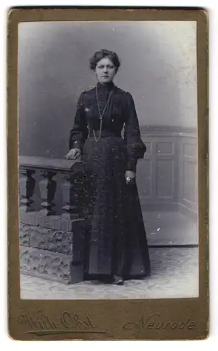 Fotografie Wilh. Obst, Neurode, Poststr., Schöne Bürgertochter in schwarzem Kleid mit langer Kette