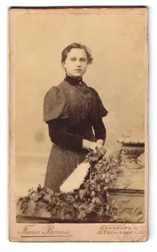 Fotografie Franz Bornée, Saarburg i. Lothr., Lupinstr. 53, Hübsche Frau mit Locken u. Federfächer