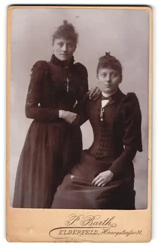 Fotografie P. Barth, Elberfeld, Herzogstrasse 11, Schwestern mit Locken in taillierten schwarzen Kleidern