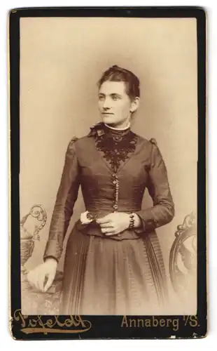 Fotografie Pofeldt, Annaberg i. S., Obere Badergasse 924, Schöne Bürgerliche in tailliertem Kleid mit Rose