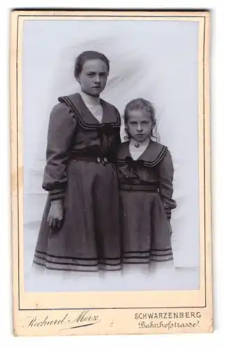 Fotografie Richard Merz, Schwarzenberg, Bahnhofstrasse, Schwestern in Matrosenkleidern schauen finster