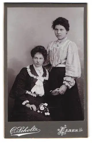 Fotografie O. Scholtz, Labes i. P., Langemarkt-Str. 7, Freundinnen mit Locken halten Händchen