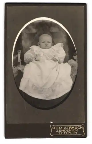 Fotografie Otto Strauch, Zehdenick, Am Markt 1, Kleinkind im Taufkleid