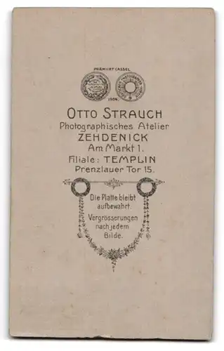 Fotografie Otto Strauch, Zehdenick, Am Markt 1, Kleinkind im Taufkleid