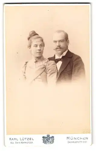 Fotografie Karl Lützel, München, Dachauerstr. 19 /21, Hübsche Frau mit Hochsteckfrisur neben Ehemann mit Schnauzbart