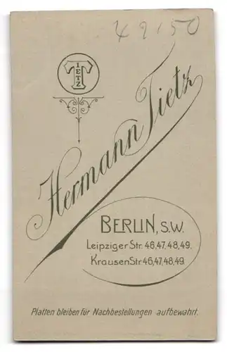 Fotografie Hermann Tietz, Berlin, Leipziger Str. 46-49, Elegante Dame mit prominenten Brauen u. Büchern