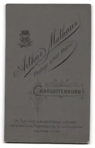 Fotografie Arthur Mathaus, Charlottenburg, Hübsche Bürgertochter in heller gestreifter Bluse