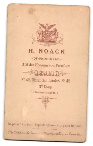 Fotografie H. Noack, Berlin, Unter den Linden 45, Junger Herr mit Locken in schlichtem Anzug