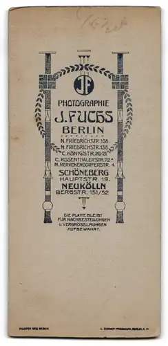 Fotografie J. Fuchs, Berlin, N. Friedrichstr. 108, Bürgerlicher Knabe im Anzug mit weisser Schleife und einem Buch