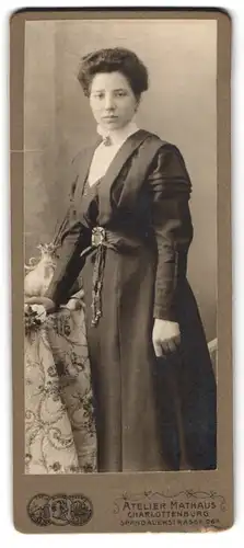 Fotografie Atelier Mathaus, Charlottenburg, Spandauerstrasse 26, Dame im eleganten Kleid mit Schleife an der Taille