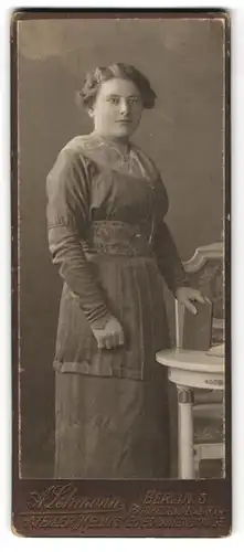 Fotografie A. Lehmann, Berlin S., Prinzessinnenstr. 14, Junge Dame in einem taillierten Kleid mit einem Buch