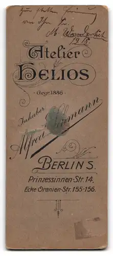 Fotografie A. Lehmann, Berlin S., Prinzessinnenstr. 14, Junge Dame in einem taillierten Kleid mit einem Buch