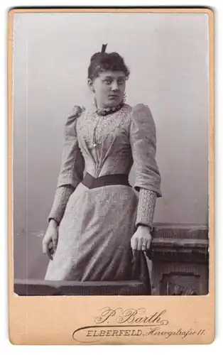 Fotografie P. Barth, Elberfeld, Herzogstrasse 11, Junge Dame in stark tailliertem Kleid mit Zierkragen