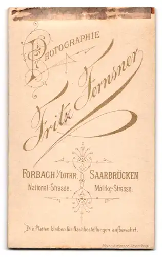 Fotografie Fritz Fernsner, Forbach i. Lothr., National-Strasse, Bürgerlicher Knabe mit kurzem Haar und Schülermütze