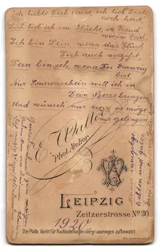 Fotografie E. Walter, Leipzig, Zeitzerstr. 30, Kleines Mädchen im Kleid mit Zierkragen, mit melancholischem Blick