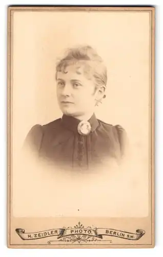 Fotografie H. Zeidler, Berlin S.W., Jerusalemerstrasse 59, Junge Dame mit prominenter Portrait-Brosche am Kragen