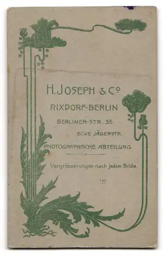 Fotografie H. Joseph & Co., Rixdorf, Berlinerstr. 55, Mädchen mit elegantem Kleid mit Zierelementen am Kragen