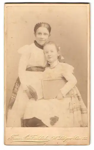 Fotografie Frau A. Fröhlich, Berlin, Lützow-Strasse 73, Mädchen mit aufwendig geflochtener Frisur nebst Schwester
