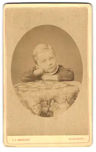 Fotografie C. L. Neuhaus, Eisleben, Klosterplatz, Kleines Kind mit aufgestützem Kopf und verträumtem Blick