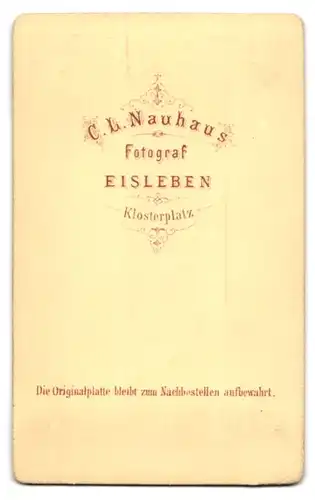 Fotografie C. L. Neuhaus, Eisleben, Klosterplatz, Kleines Kind mit aufgestützem Kopf und verträumtem Blick