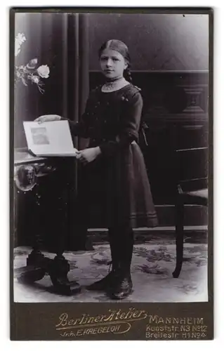Fotografie Berliner Atelier, Mannheim, Kunststr. N3 12, Mädchen mit geflochtenen Zöpfen und einem Buch