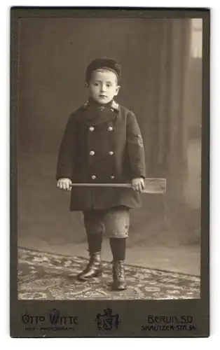 Fotografie Otto Witte, Berlin S.O., Skalitzer-Str. 54, Kleiner Junger in Kinder-Uniform mit einer Schaufel