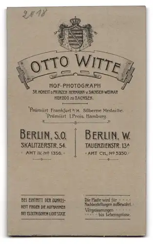 Fotografie Otto Witte, Berlin S.O., Skalitzer-Str. 54, Kleiner Junger in Kinder-Uniform mit einer Schaufel