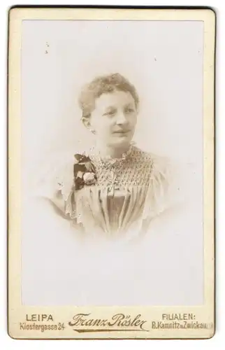 Fotografie Franz Rösler, Leipa, Klostergasse 24, Junge Dame mit elegantem Kleid und einer Rose am Kragen