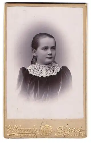 Fotografie H. Schwegerle, Lübeck, Breite Strasse 31, Junges Mädchen mit weissem filigranen Zierkragen
