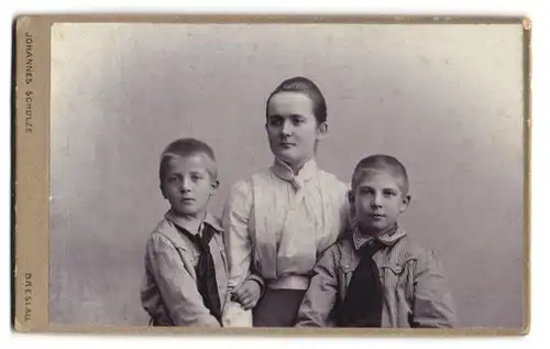 Fotografie Johannes Schulze, Breslau, Matthiasplatz 13, Stolze Mutter mit ihren herausgeputzten Söhnen