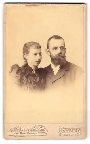 Fotografie Atelier Neuhaus, Hamburg, Speersort 24, Mann mit junger Frau im eleganten Kleid mit emaillierter Brosche