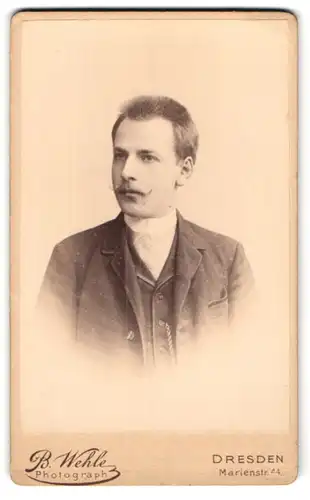 Fotografie B. Wehle, Dresden, Marienstr. 44, Junger Mann mit kurzem Haar und gezwirbeltem Schnurrbart