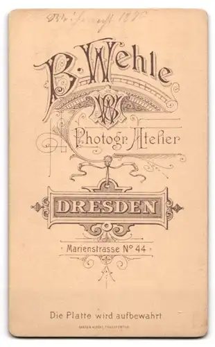 Fotografie B. Wehle, Dresden, Marienstr. 44, Junger Mann mit kurzem Haar und gezwirbeltem Schnurrbart