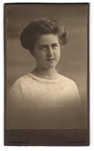 Fotografie Edmund Lill, Hannover, Georgstrasse 14, Junge Dame mit hochgestecktem Haar und eleganter Perlenkette