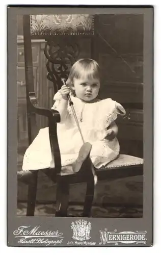 Fotografie F. Maesser, Wernigerode, Kleines Mädchen in weissem Kleid mit Reitgerte