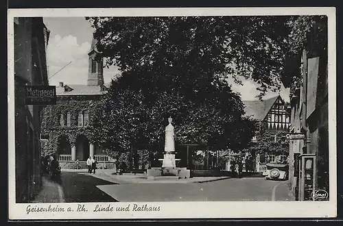 AK Geisenheim, Ortspartie mit Metzgerei, Cigaretten-Geschäft, Denkmal und Blick und Kirchturm