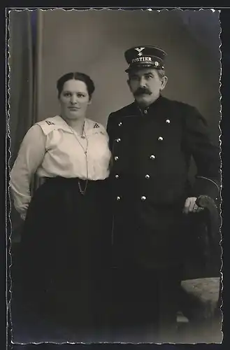 Foto-AK Junge Frau neben Portier in schwarzer Dienstkleidung mit Schirmmütze