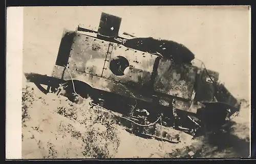 Foto-AK Zerstörter Tank Panzer