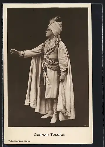AK Schauspieler Gunnar Tolnaes, stehend im Kostüm mit Turban