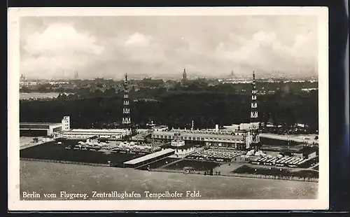AK Berlin-Tempelhof, Zentralflughafen Tempelhofer Feld, Blick zum Terminal