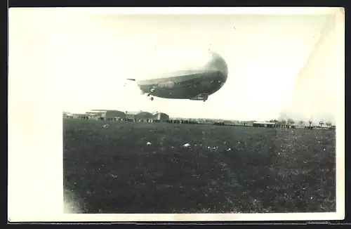 Foto-AK Luftschiff Graf Zeppelin über einer Wiese