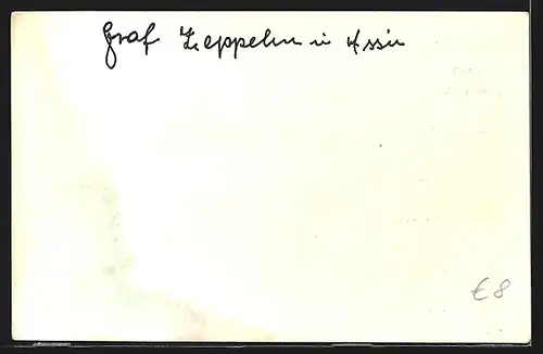 Foto-AK Luftschiff Graf Zeppelin über einer Wiese