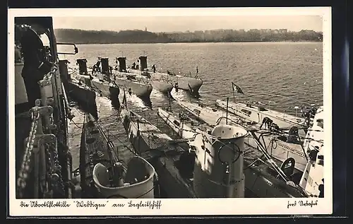 AK U-Boot-Flottille Weddigen der Kriegsmarine am Begleitschiff