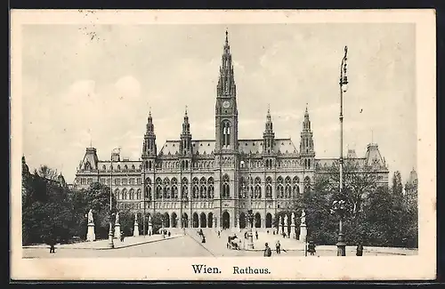 AK Wien, Strassenpartie mit Statuen vor dem Rathaus