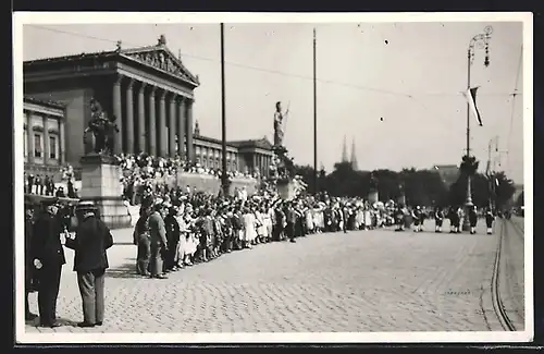 Foto-AK Wien, Schaulustige vor dem Parlament